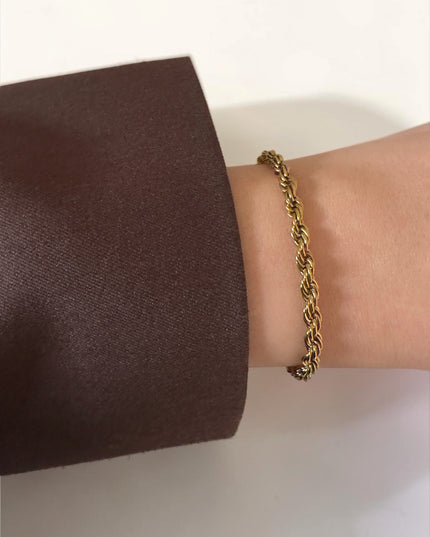 Sleek Twist Armband