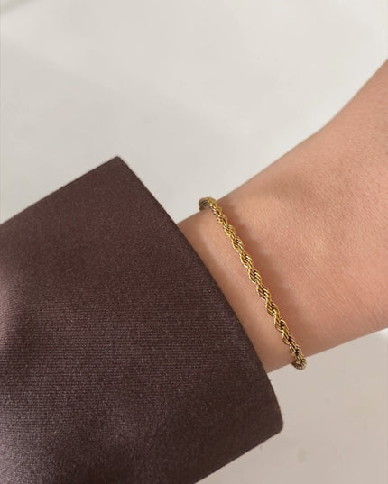 Sleek Twist Armband
