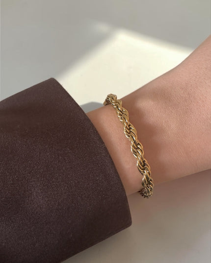 Sleek Twist Armband